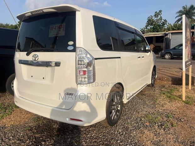 Toyota Voxy 2013 White