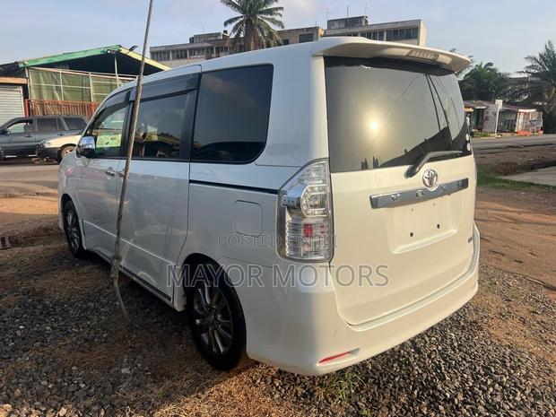Toyota Voxy 2013 White