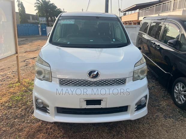 Toyota Voxy 2013 White