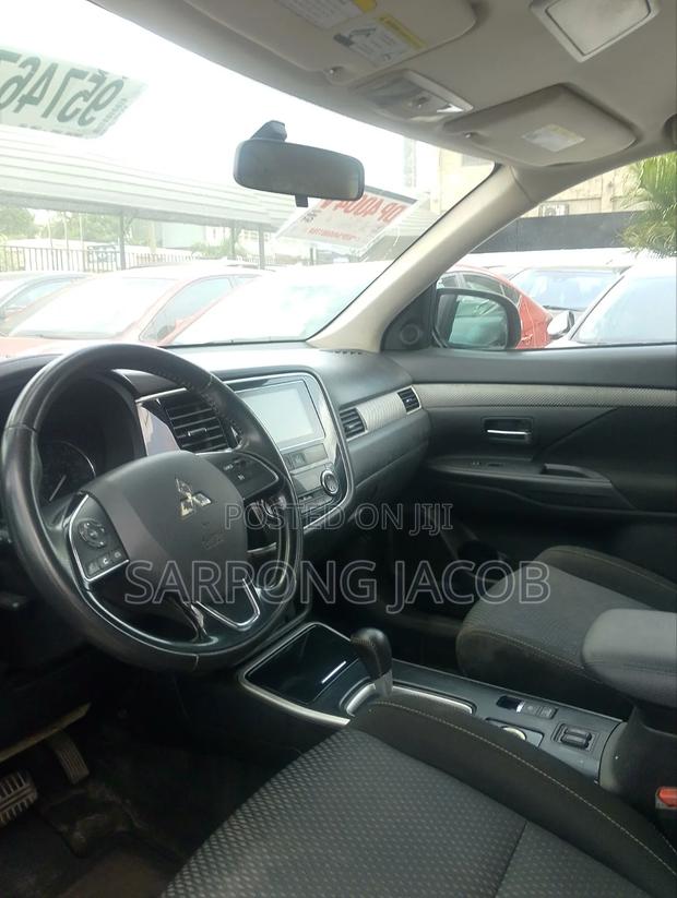 Mitsubishi Outlander SE FWD 2017 Gray