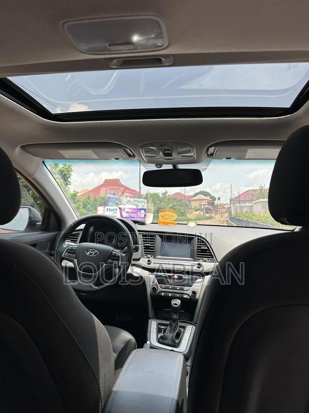 Hyundai Elantra SE Sedan FWD (2.0L 4cyl 6M) 2017 Silver
