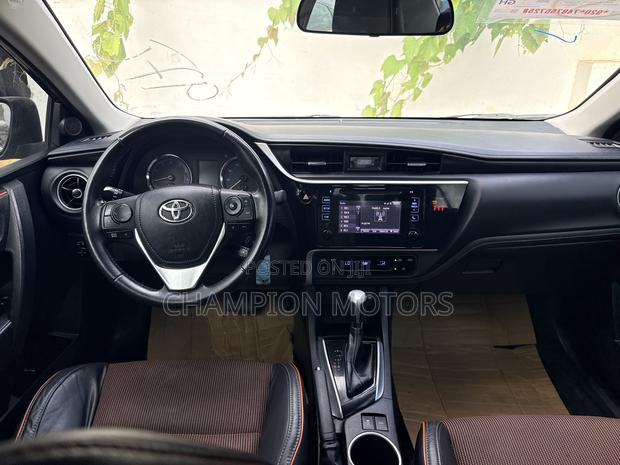 Toyota Corolla SE (1.8L 4cyl 2A) 2018 Blue