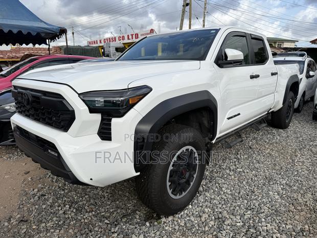 Toyota Tacoma 2024 White