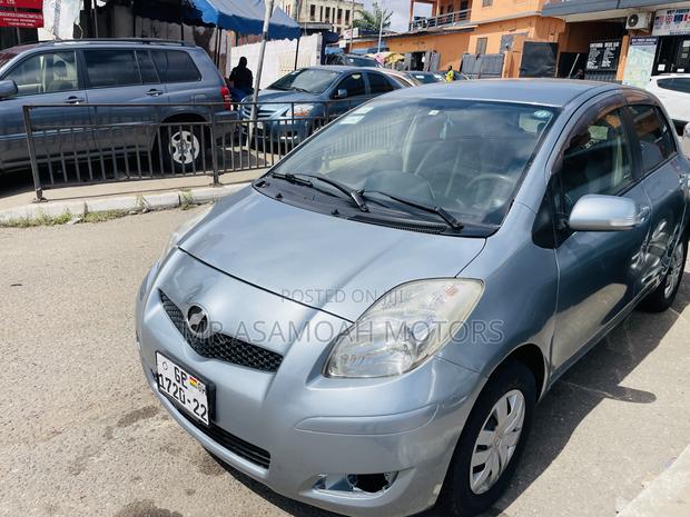 Toyota Vitz 1.0 FWD 5dr 2010 Gray