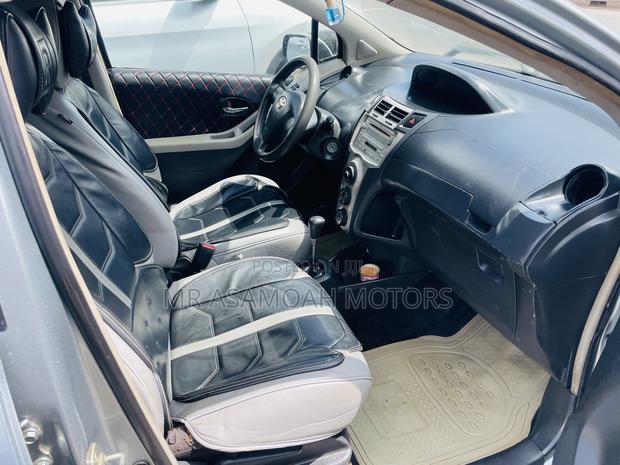 Toyota Vitz 1.0 FWD 5dr 2010 Gray