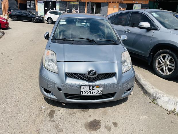 Toyota Vitz 1.0 FWD 5dr 2010 Gray