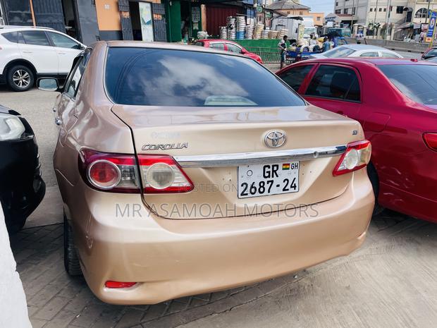 Toyota Corolla LE 4dr Sedan (1.8L 4cyl 4A) 2013 Gold