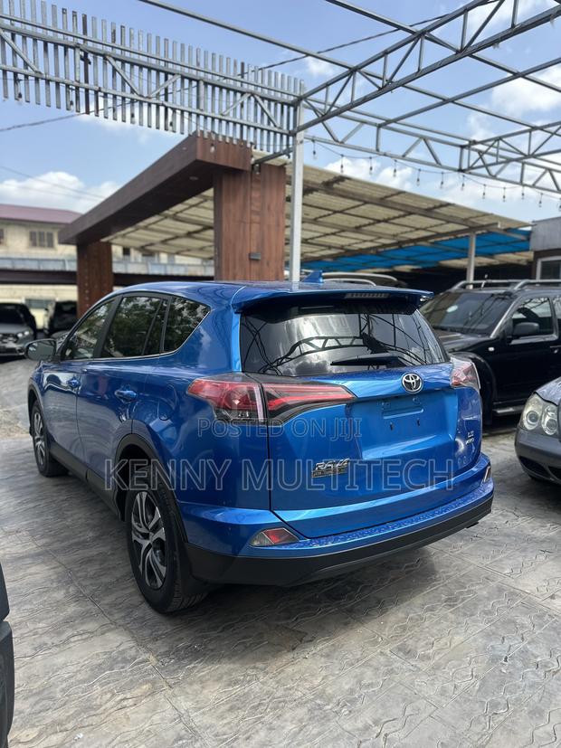 Toyota RAV4 LE 4dr SUV (2.5L 4cyl 6A) 2018 Blue