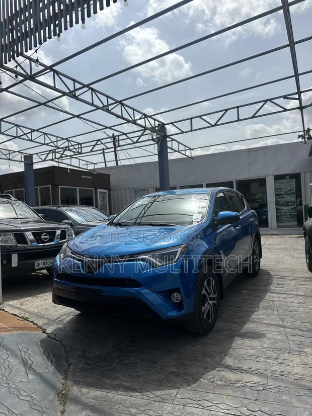 Toyota RAV4 LE 4dr SUV (2.5L 4cyl 6A) 2018 Blue