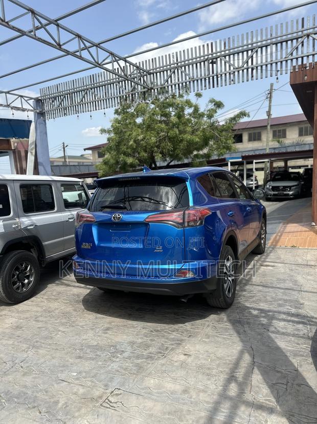 Toyota RAV4 LE 4dr SUV (2.5L 4cyl 6A) 2018 Blue