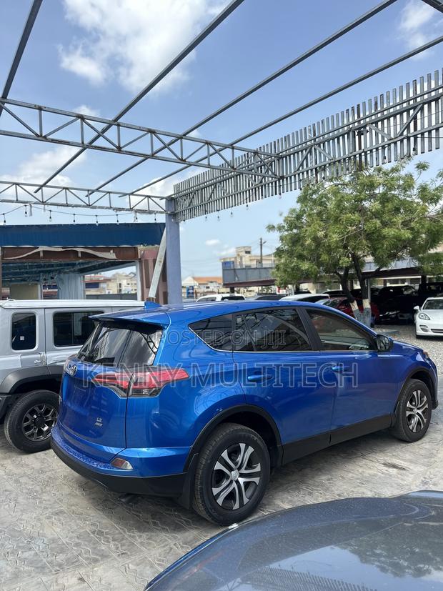 Toyota RAV4 LE 4dr SUV (2.5L 4cyl 6A) 2018 Blue