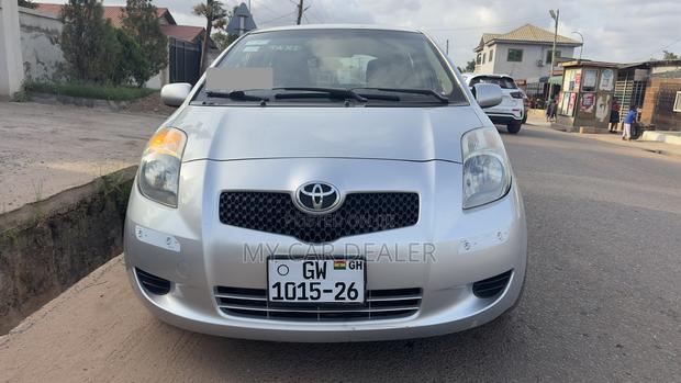 Toyota Yaris Base Hatchback 5dr 2010 Silver