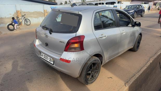 Toyota Yaris Base Hatchback 5dr 2010 Silver