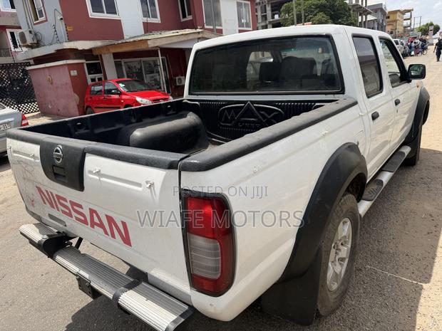 Nissan Hardbody 2015 White