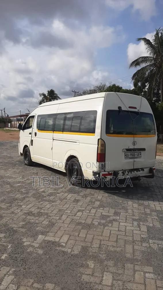 Toyota HiAce 220 2007 White