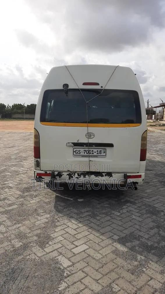 Toyota HiAce 220 2007 White