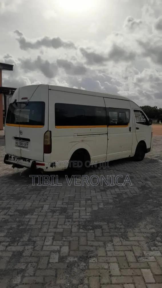 Toyota HiAce 220 2007 White