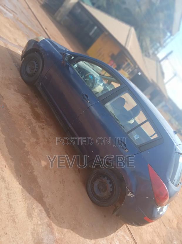 Nissan Versa 2003 Blue