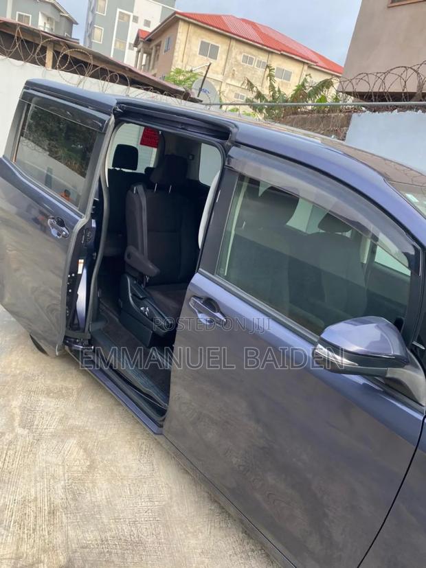 Toyota Voxy 2015 Gray
