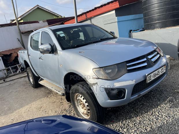 Mitsubishi L200 Double Cab 2.5 136hp 4WD 2011 Blue