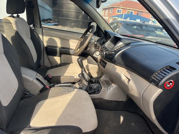 Mitsubishi L200 Double Cab 2.5 136hp 4WD 2011 Blue