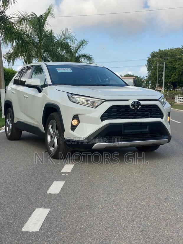 Toyota RAV4 XLE Premium 2021 White