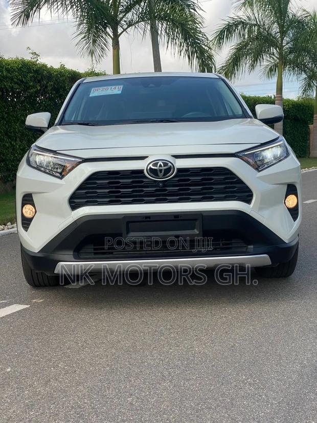 Toyota RAV4 XLE Premium 2021 White