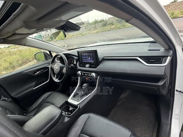 Toyota RAV4 XLE AWD 2019 White