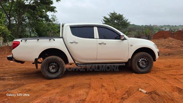 Mitsubishi L200 2014 White