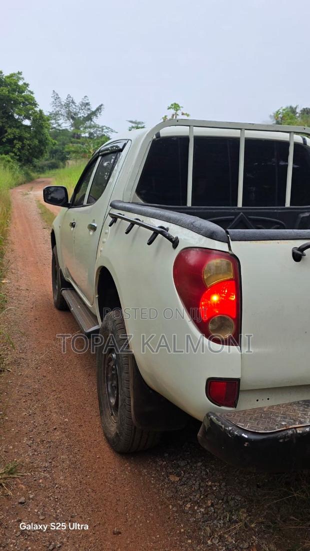 Mitsubishi L200 2014 White