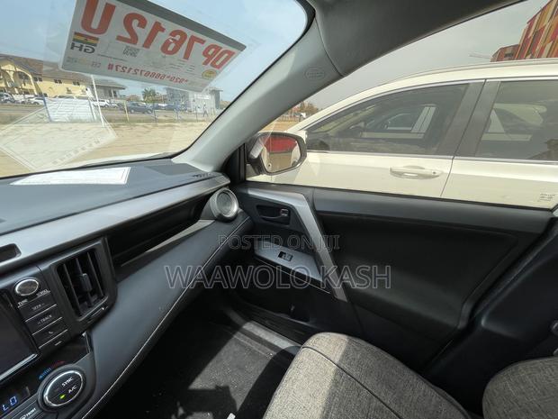Toyota RAV4 LE FWD 2019 White
