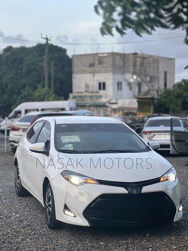 Toyota Corolla LE Eco (1.8L 4cyl 2A) 2018 White