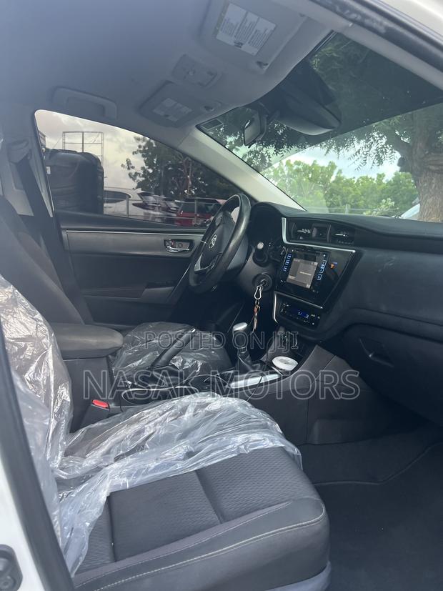 Toyota Corolla LE Eco (1.8L 4cyl 2A) 2018 White