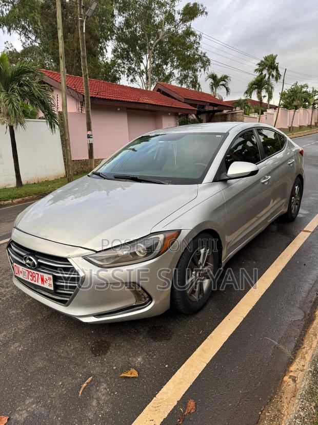 Hyundai Elantra Limited Sedan FWD (2.0L 4cyl 6A) 2017 Silver