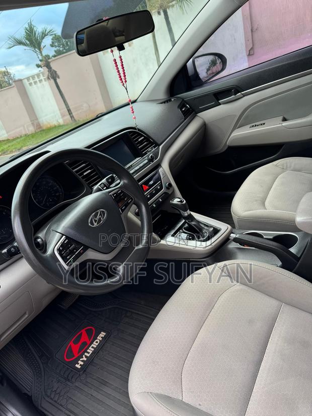 Hyundai Elantra Limited Sedan FWD (2.0L 4cyl 6A) 2017 Silver