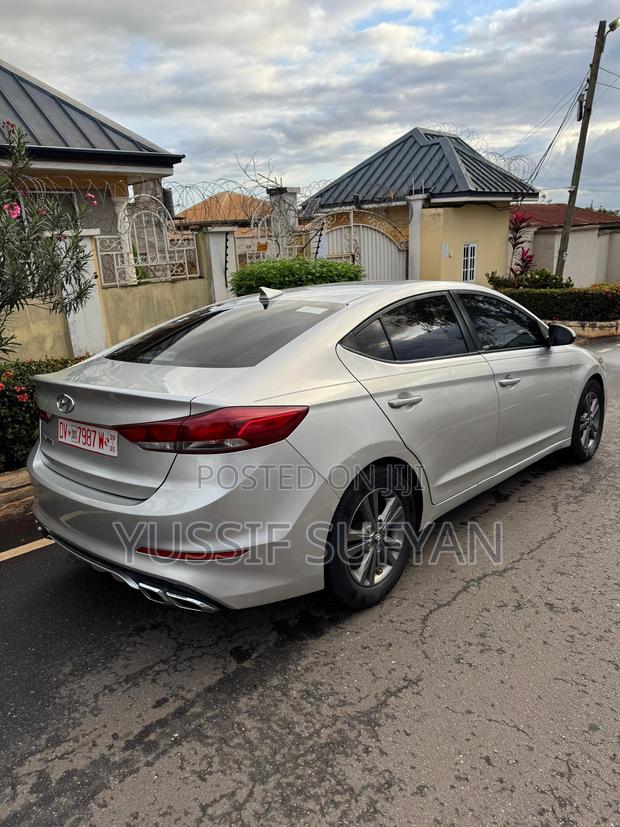 Hyundai Elantra Limited Sedan FWD (2.0L 4cyl 6A) 2017 Silver