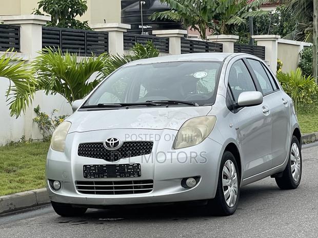 Toyota Yaris Base Sedan 4dr 2010 Silver
