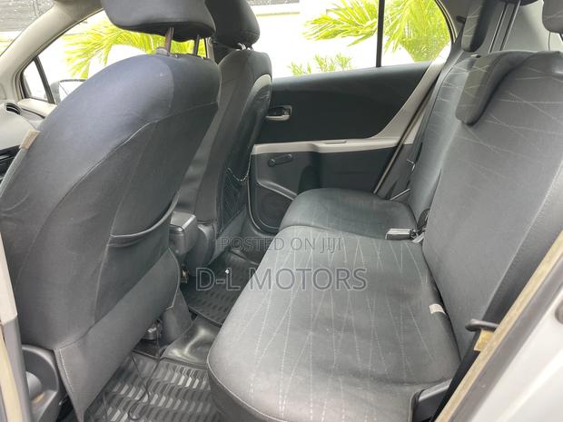 Toyota Yaris Base Sedan 4dr 2010 Silver