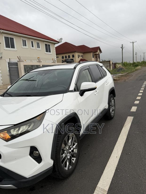Toyota RAV4 XLE AWD 2019 White