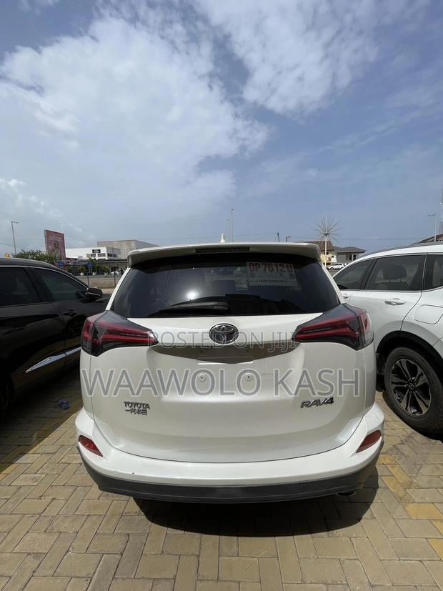 Toyota RAV4 LE FWD 2019 White