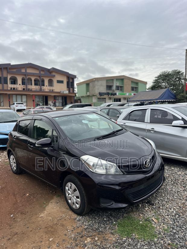 Toyota Vitz 1.3 AWD 5dr 2013 Maroon