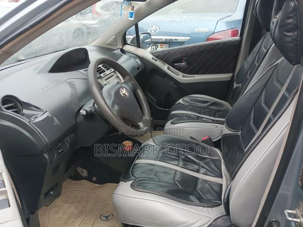 Toyota Vitz 1.3 AWD 5dr 2010 Gray
