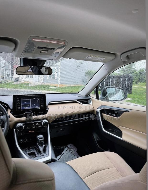 Toyota RAV4 LE 2022 White
