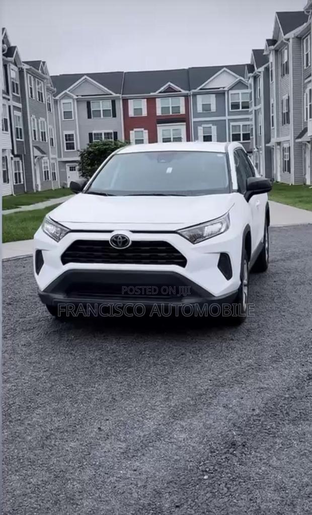 Toyota RAV4 LE 2022 White