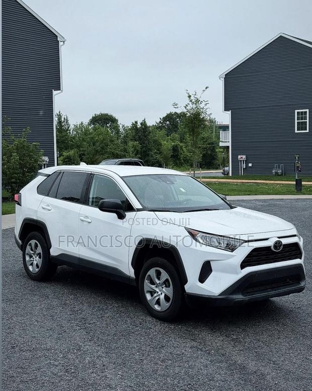 Toyota RAV4 LE 2022 White