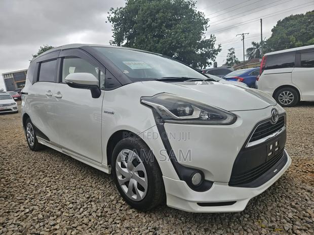 Toyota Sienta 2016 Off white