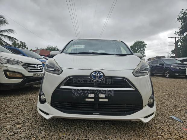 Toyota Sienta 2016 Off white