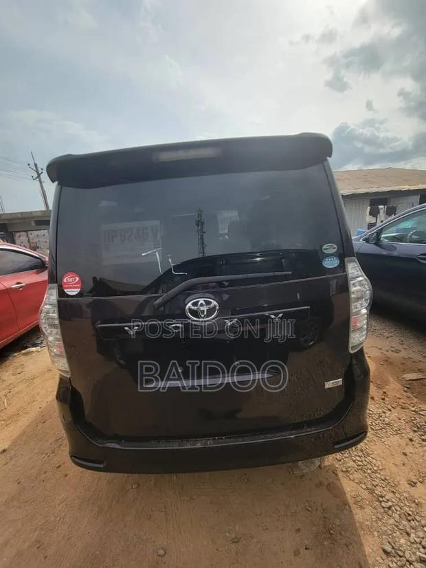 Toyota Voxy 2010 Black