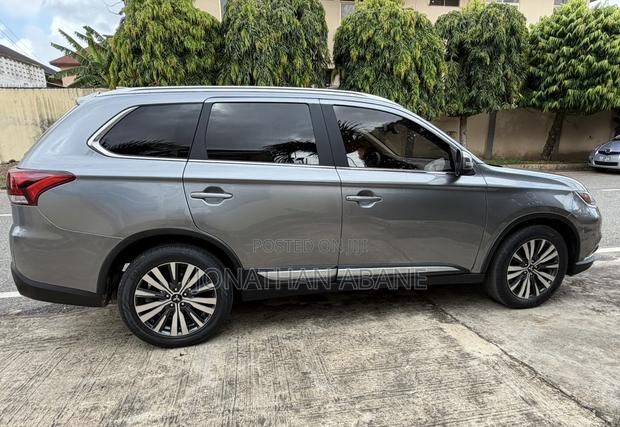 Mitsubishi Outlander 2019 Gray