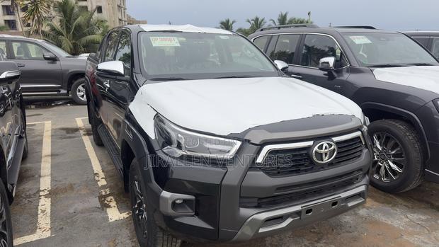 New Toyota Hilux 2025 Gray